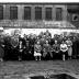 Groepsfoto bij café 'De Vrede', Izegem 1957