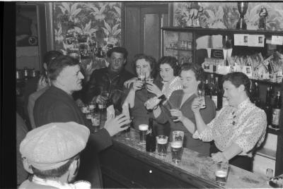 Vier meisjes achter de toog in een café, Izegem 1957