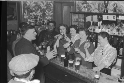 Vier meisjes achter de toog in een café, Izegem 1957