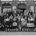 Café 'De Sportvriend': groepsfoto, Izegem 1957
