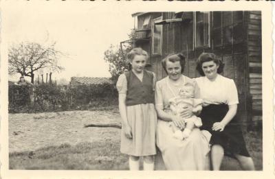 Christelle bij het duivenhok op de hoeve, 1952