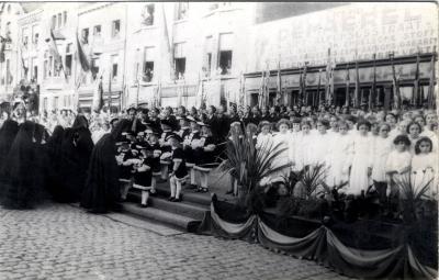 Koor en stadspages tijdens bezoek koning Leopold III, 1937