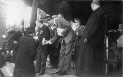Koning Leopold III overhangt een oorkonde aan een Roeselaarse moeder, 1937