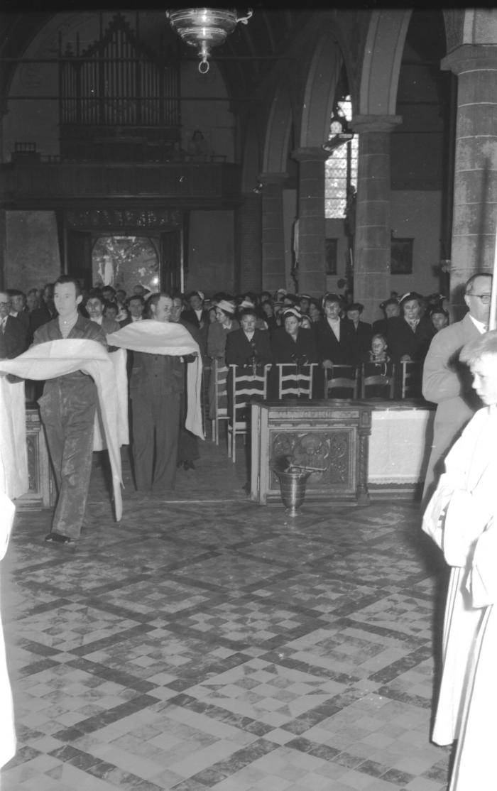 Herdenkingsviering ACV-ACW: ceremonie in de kerk, Kachtem 1957