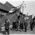 Herdenkingsviering ACV-ACW: stoet met vlaggen, Kachtem 1957