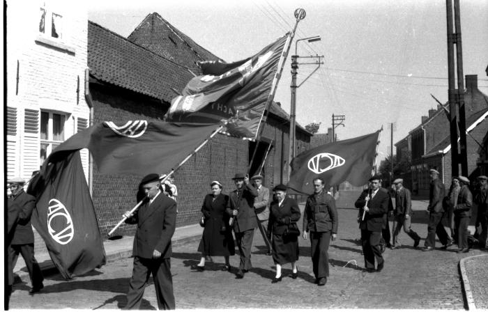 Herdenkingsviering ACV-ACW: stoet met vlaggen, Kachtem 1957