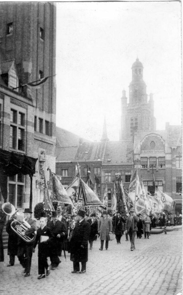 Vlaggenoptocht tijdens bezoek koning Leopold III, 1937