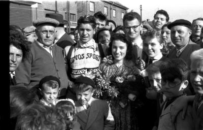 Wielerwedstrijd: Schreel krijgt bloemen en rijdt ereronde, Roeselare 1957