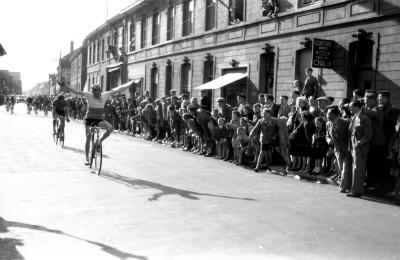 Wielerwedstrijd: Raphaël Rinnaert wint spurt, Izegem 1957