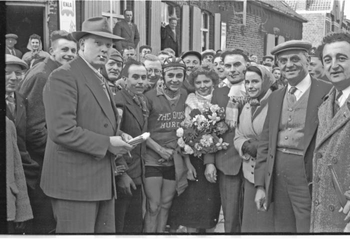 Wielerwedstrijd: Raf Vandenbulcke krijgt bloemen, Ledegem, 1957