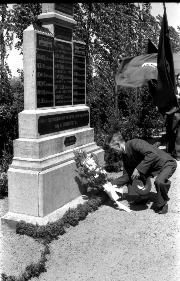 Herdenkingsviering ACV-ACW: neerleggen van bloemen aan monument voor gesneuvelden, Kachtem 1957