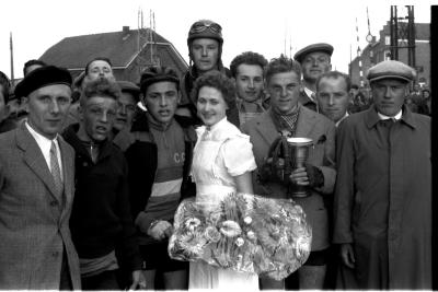 Wielerwedstrijd: Van Eeckhoutte en Assez poseren, Moorslede 1957 