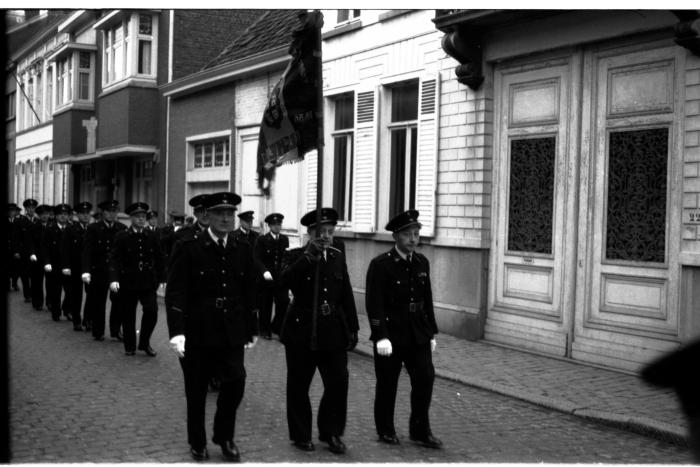 Stadsfanfare met vlag, Izegem 1957