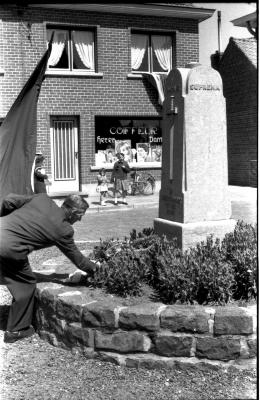 Herdenkingsviering ACV-ACW: neerleggen bloemen aan standbeeld van 9de linie, Kachtem 1957