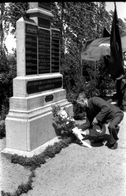 Herdenkingsviering ACV-ACW: neerleggen van bloemen aan monument voor gesneuvelden, Kachtem 1957