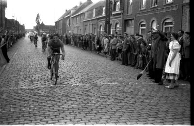 Wielerwedstrijd: Van Eeckhoutte wint in Moorslede, 1957