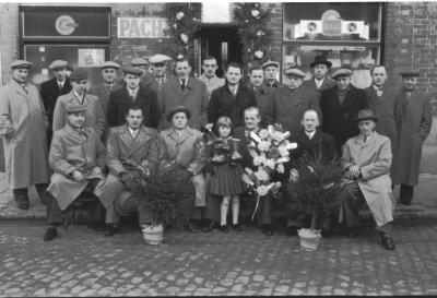 Groepsfoto met Alfons Vansteenkiste, Izegem 1957