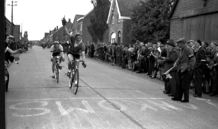 Wielerwedstrijd: Apers wint in Passendale-Moorslede, 1957