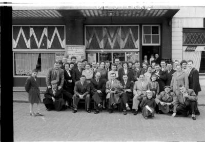 Groepsfoto voor Café De Ster, Izegem 1957