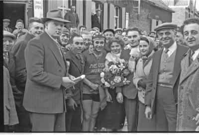 Wielerwedstrijd: Raf Vandenbulcke krijgt bloemen, Ledegem, 1957