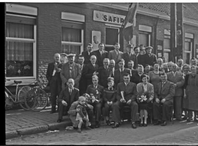 Groepsfoto voor café, Izegem 1957