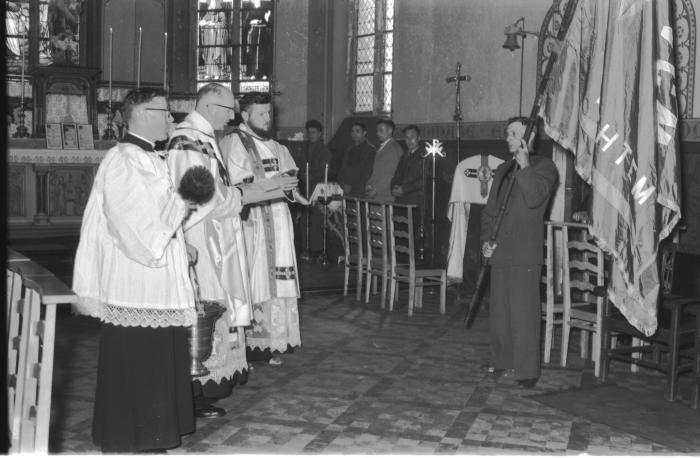 Herdenkingsviering ACV-ACW: wijding van vlag, Kachtem 1957