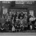 Groepsfoto voor café' De Groene Dreef', Izegem 1957