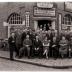 Groepsfoto voor café 'In den Gulden Beker', Izegem 1957