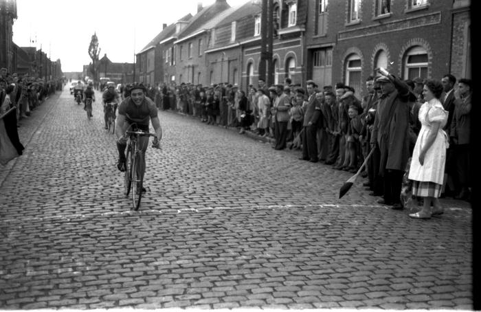 Wielerwedstrijd: Van Eeckhoutte wint in Moorslede, 1957