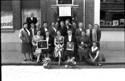 Kampioenviering vrouwelijke manillers: groepsfoto, Izegem 1957