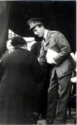 Koning Leopold III groet een Roeselaarse moeder, 1937.