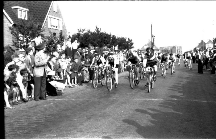 Wielerwedstrijd: Depyper wint spurt, Izegem 1957