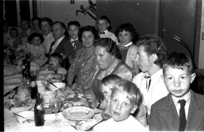 Kampioenviering Sint-Sebastiaansgilde: Marie-Louise aan feesttafel, Izegem 1957