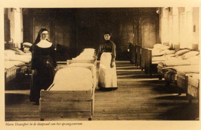 Marie Desaegher met een Zuster in een slaapzaal