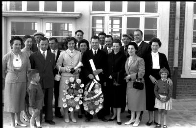 Kampioenschap vinkenzetting van beide Vlaanderen: kampioen van Izegem met supporters, Izegem 1957