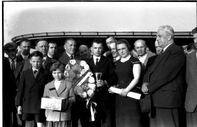 Kampioenschap vinkenzetting van beide Vlaanderen: Geldhof (?) kampioen van Izegem,  Izegem 1957