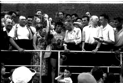 Wielerkampioenschap van West-Vlaanderen: mijnheer Vandekerckhove spreekt met winnaar Freddy Toulouse, Beitem 1957