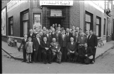 Kampioenviering Sint-Sebastiaansgilde: groepsfoto aan café: 'De Nieuwen St.-Pieter',  Izegem 1957