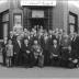 Kampioenviering Sint-Sebastiaansgilde: groepsfoto aan café: 'De Nieuwen St.-Pieter',  Izegem 1957