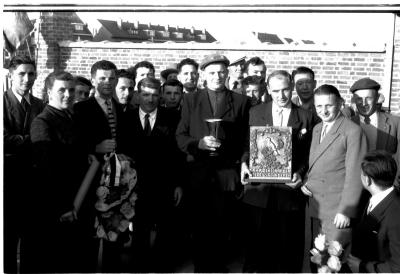 Kampioenschap vinkenzetting van beide Vlaanderen: kampioen van Vlaanderen poseert met zijn vader, Izegem 1957