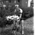 Wielrenner Carlos Vandecappele poseert met fiets en bloemen, Izegem 1957