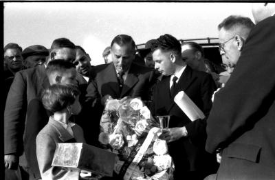 Kampioenschap vinkenzetting van beide Vlaanderen: Luitenant Verstraete met kampioen (Geldhof ?) van Izegem; Izegem 1957