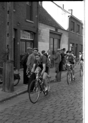 Wielerwedstrijd: Lucien Lamote en Carlos Vandecappele in peloton, Izegem 1957