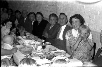 Kampioenviering Sint-Sebastiaansgilde: feesttafel met Jeanne en Remy, Izegem 1957