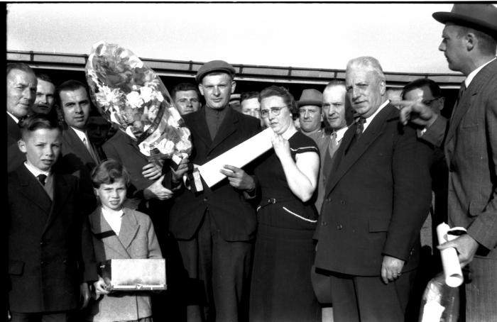 Kampioenschap vinkenzetting van beide Vlaanderen: Geldhof (?) kampioen, Izegem 1957