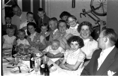 Kampioenviering Sint-Sebastiaansgilde: Denise aan de feesttafel, Izegem 1957