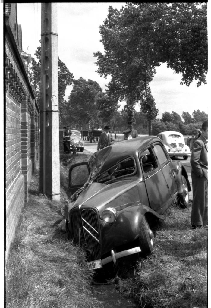 Auto in gracht, Izegem 1957