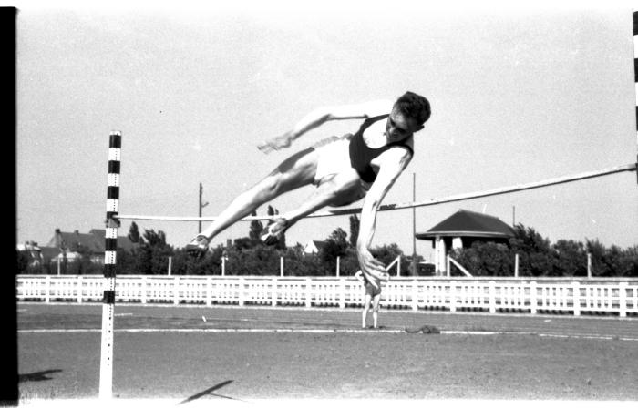 Atletiekwedstrijd: Huyghe tijdens het hoogspringen, Izegem 1957