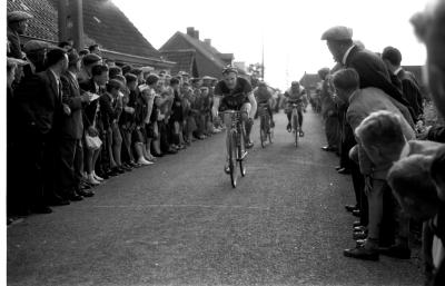 Wielerwedstrijd: Demeester wint de spurt op de Winkelhoek, Izegem 1957