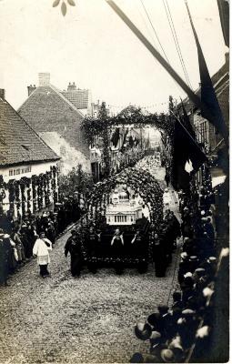 Heilig-Hartprocessie, wagen Sint-Pietersbasiliek, 1925